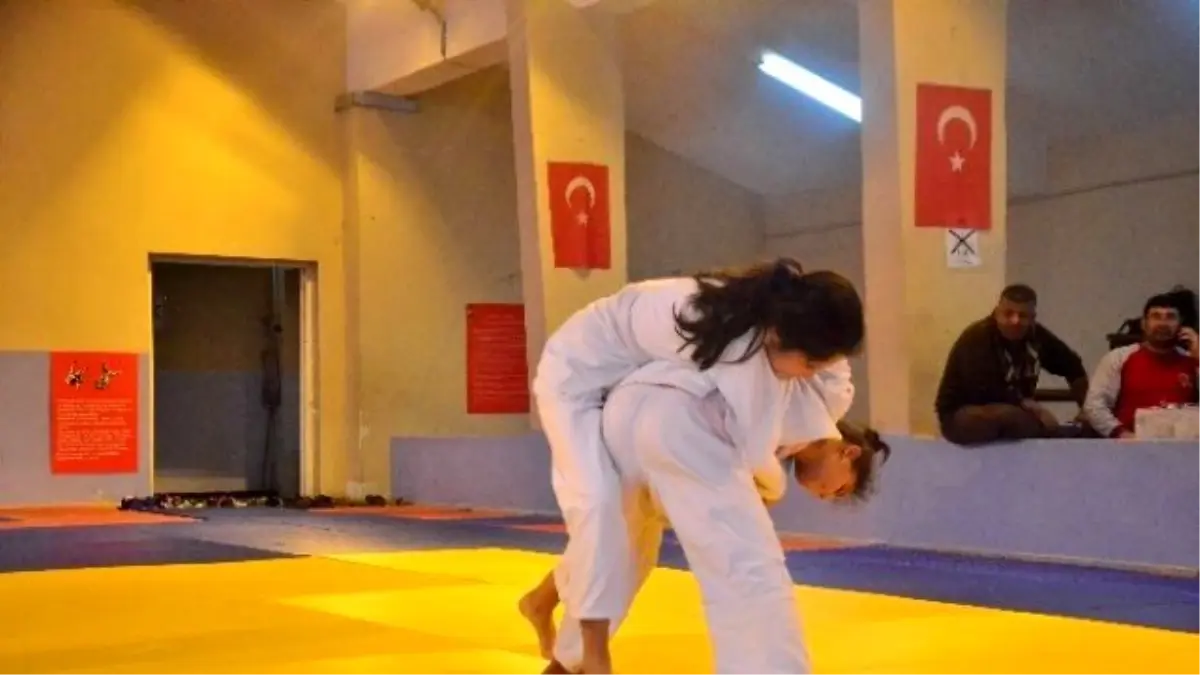 Adana\'da Okullarası Yıldızlar Judo Müsabakaları Tamamlandı