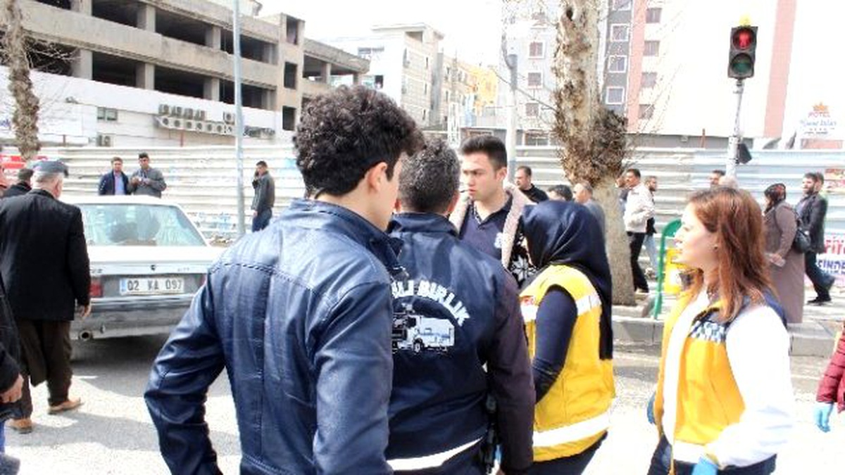 Adıyaman\'da Zırhlı Araçla Otomobil Çarpıştı