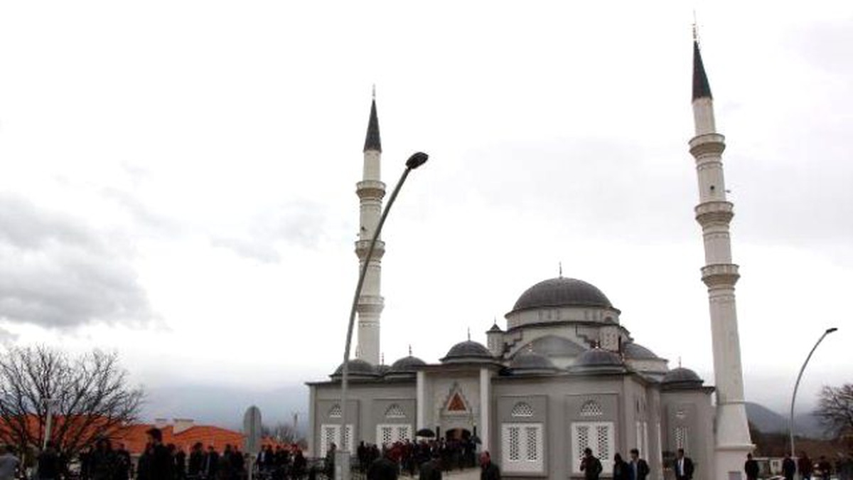 Aibü\'de 4 Bin 500 Kişilik Cami İbadete Açıldı