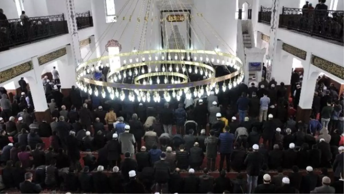 Aibü'de 4 Bin 500 Kişilik Cami İbadete Açıldı