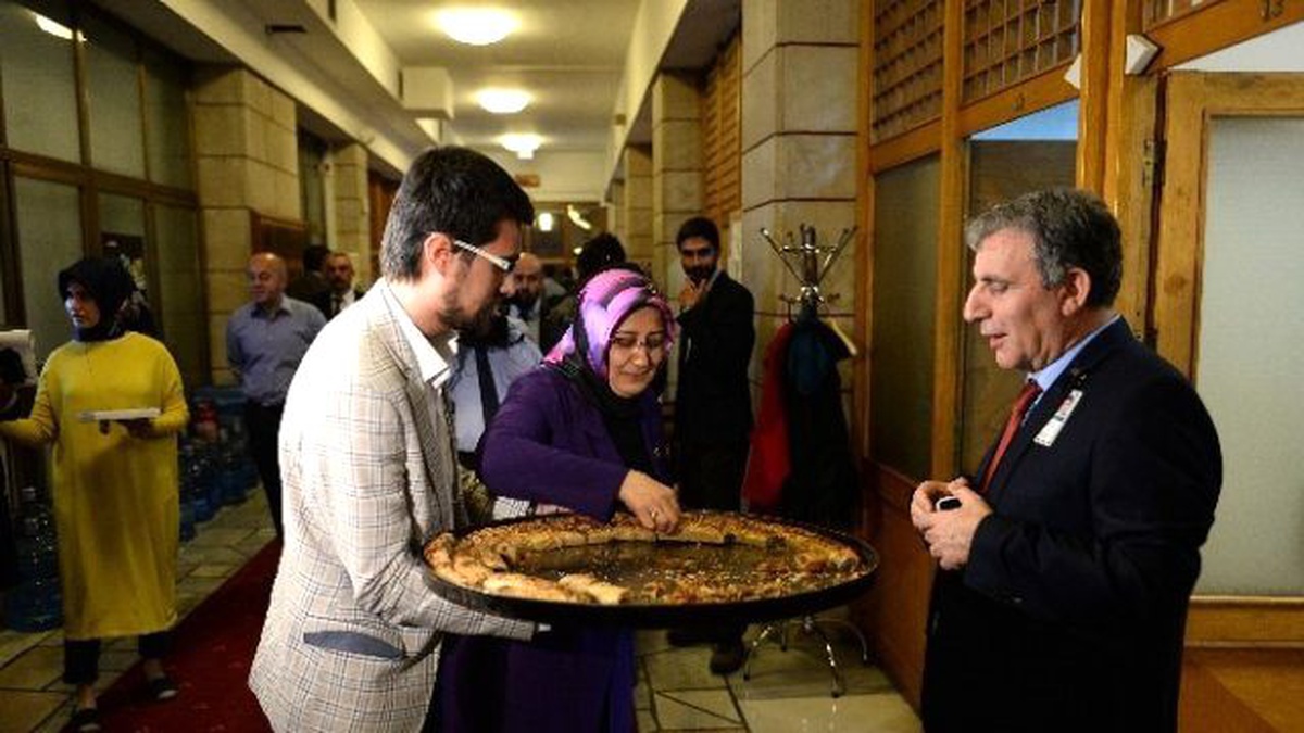 AK Parti\'li Vekilden Gazetecilere Afyon Böreği İkramı