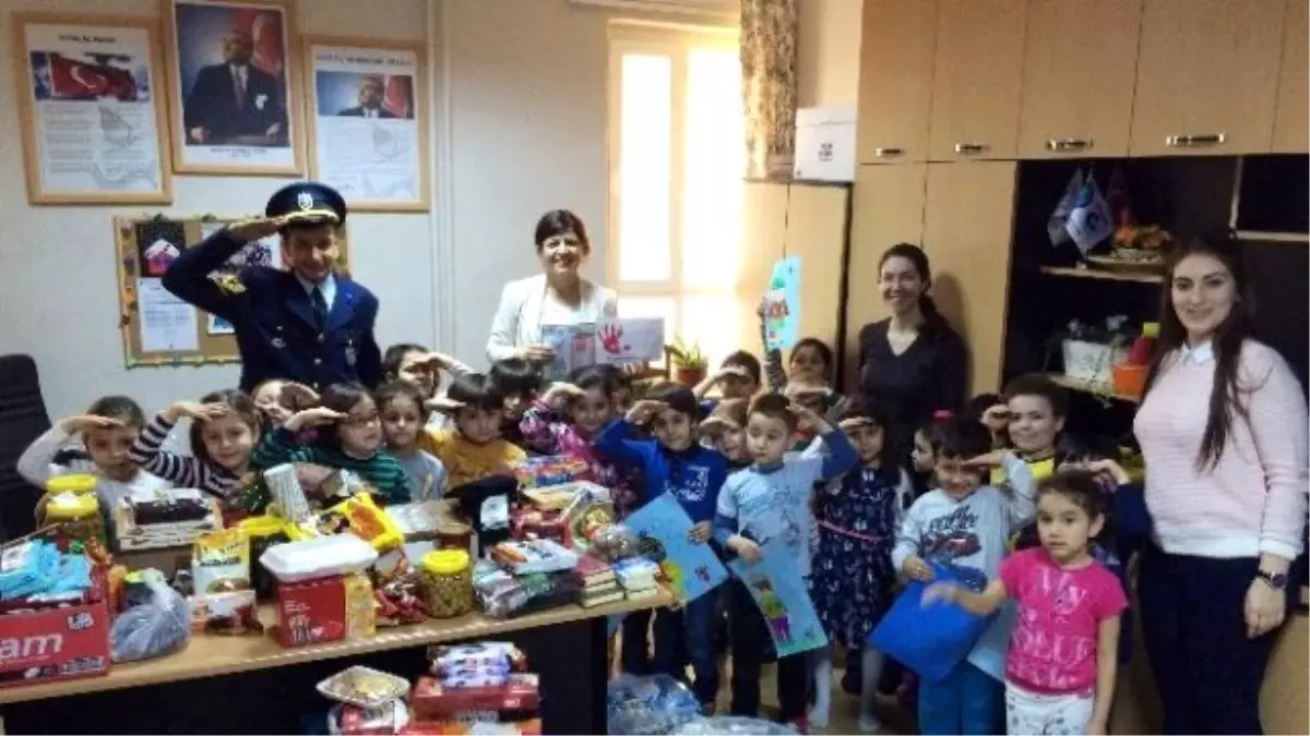 Anaokullu Miniklerden Asker ve Polis Ağabeylerine Hediye