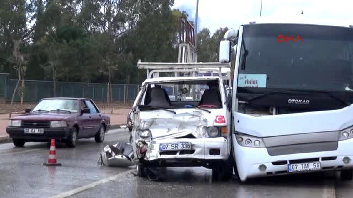 Antalya Kaygan Yol Kazası: 1 Yaralı