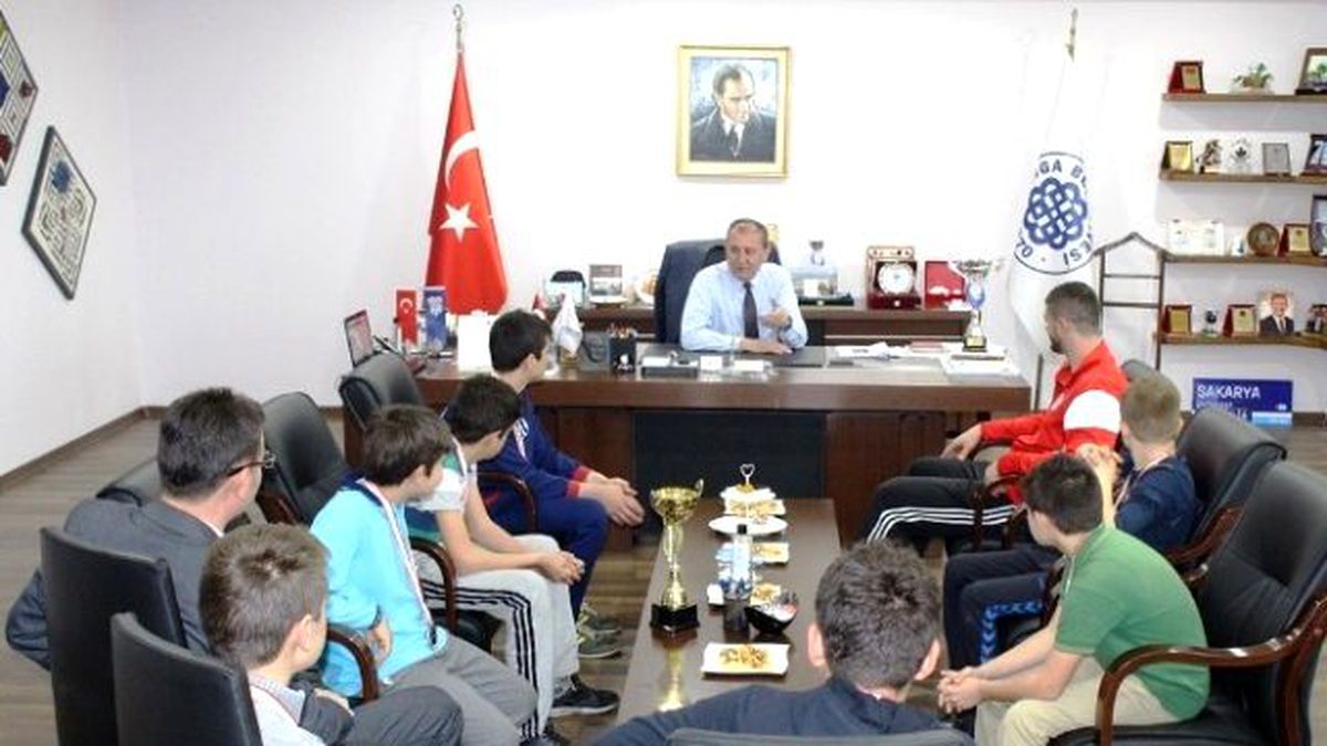 Başarılı Güreşçiler Başkan Işık\'ı Ziyaret Ettiler