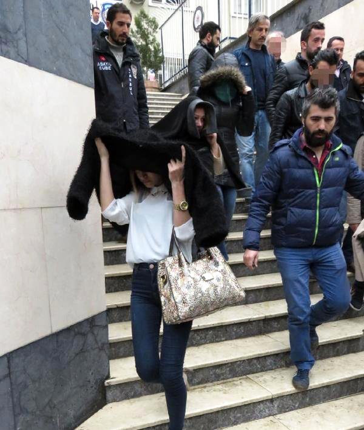 Binbir Çeşit Yalanla Dolandıran Şebeke Çökertildi