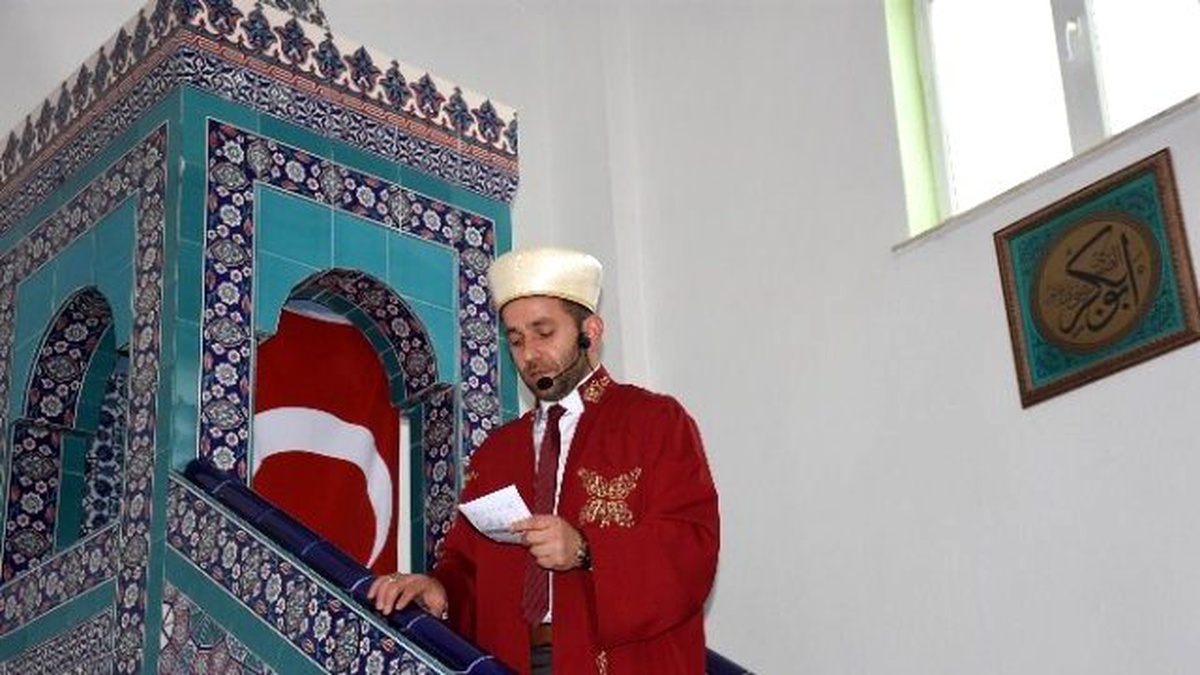 Sinop\'ta İmam "Cenk Cübbesi"yle Cuma Namazı Kıldırdı