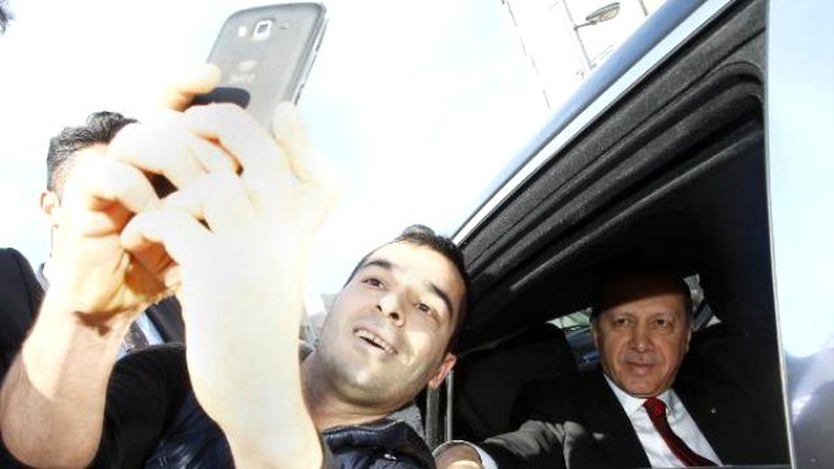 Cumhurbaşkanı Erdoğan Semt Pazarının Yanında Vatandaşlarla Sohbet Etti