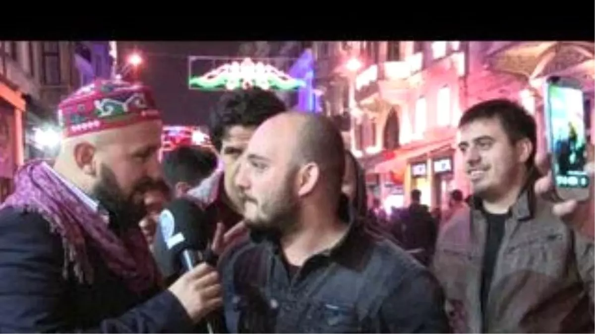 Ehlisünnet Tv Muhabirini Taksim\'de Kafadan Koparan Genç : ) : ) : )