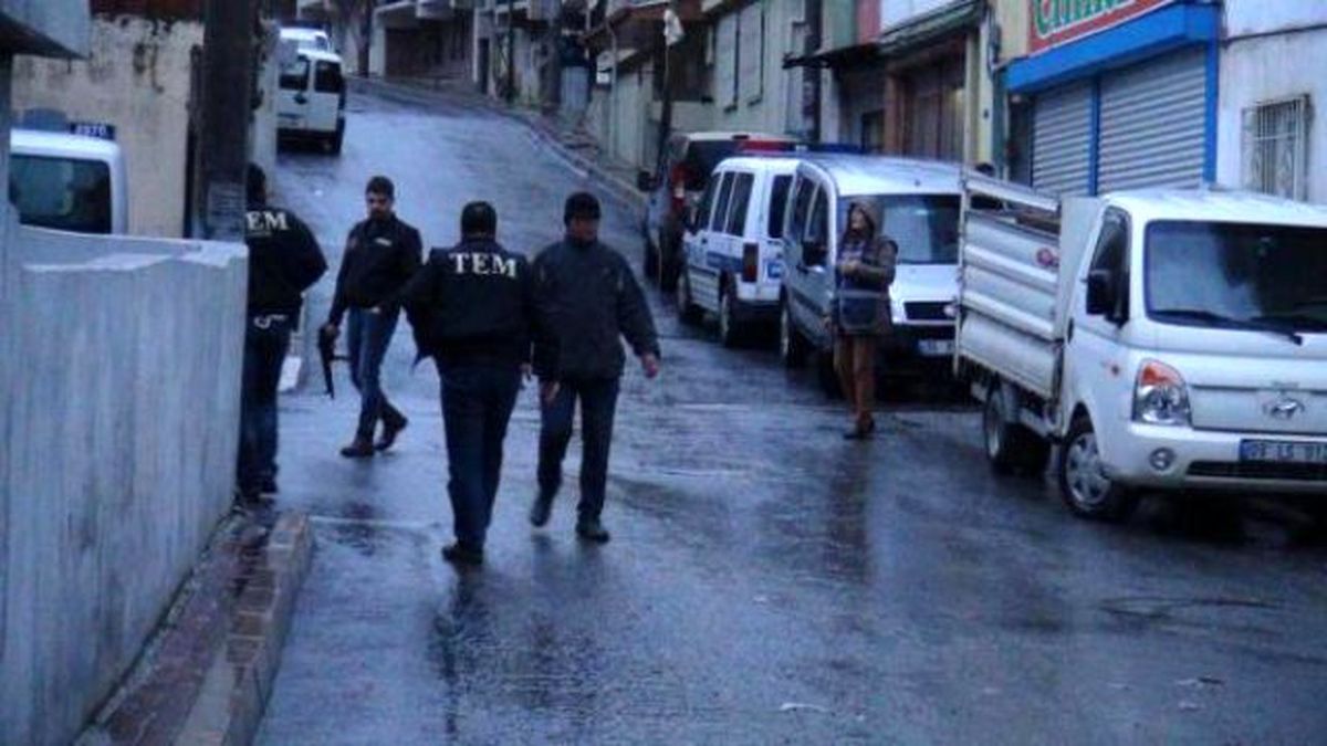 İzmir\'de Terör Operasyonu: 4 Gözaltı