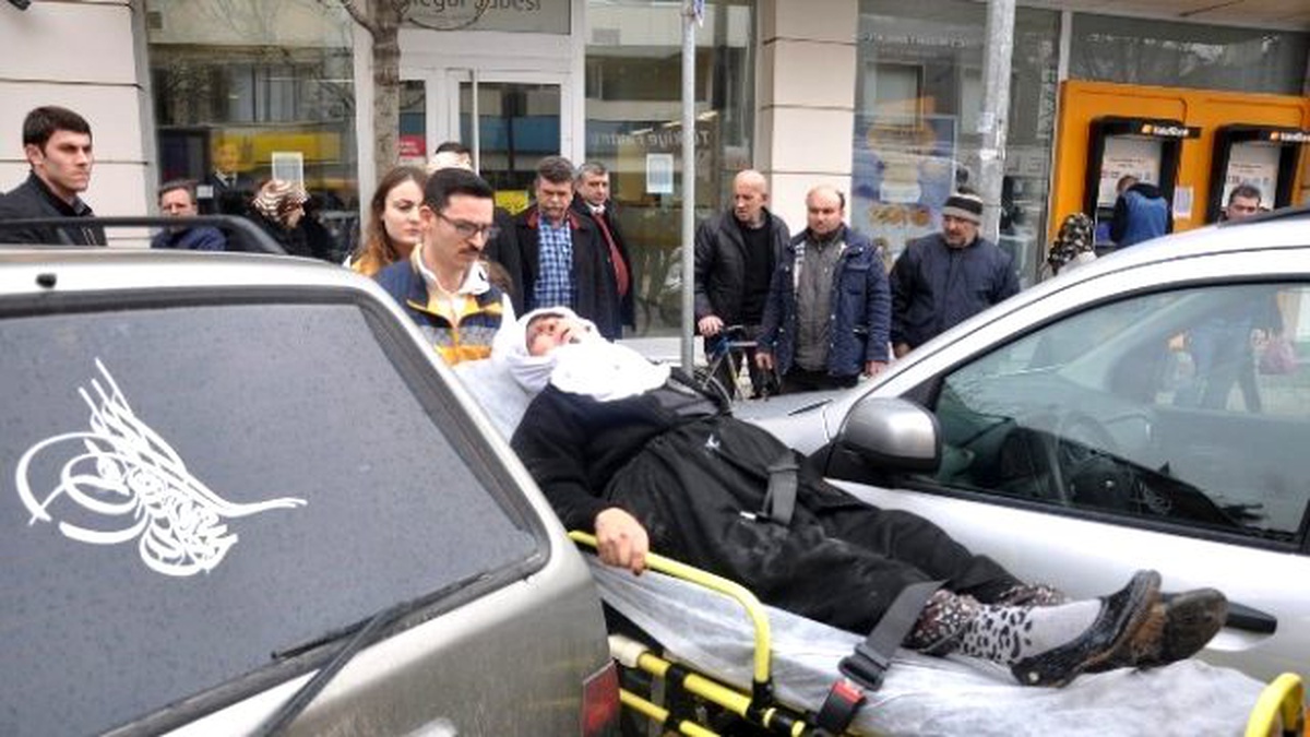 Karşıdan Karşıya Geçen Yaşlı Kadına Otomobil Çarptı