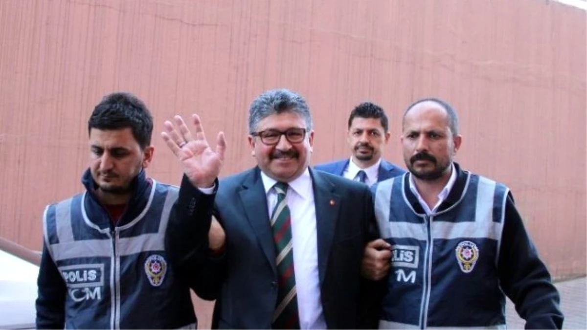 Gözaltına Alınan Boydak Holding\'in Patronu Güle Oynaya Polisle Gitti
