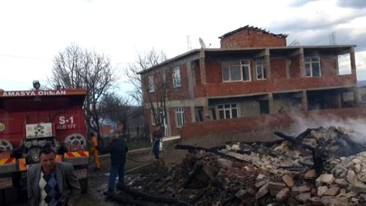 Köyde Yangın: 5 Ev, 2 Ahır ve 4 Samanlık Yandı