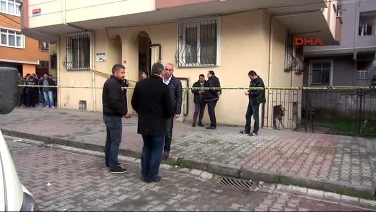 Küçükçekmece\'de Baba Vahşeti : İkizlerini Bıçakla Boğazlayarak Öldürdü, Annelerini Ağır Yaraladı 2