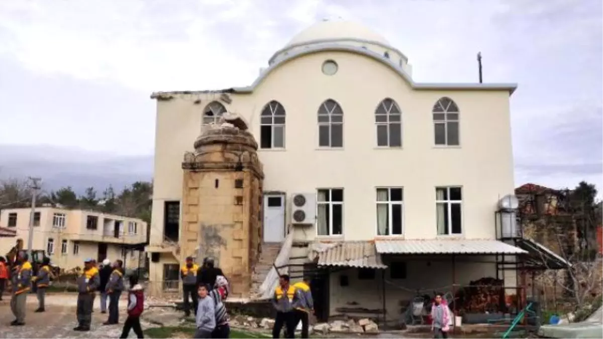 Manavgat\'ta Hortum Cami Minaresini Yıktı