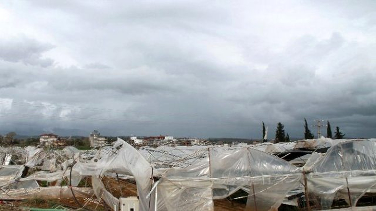 Manavgat\'ta Hortum Yıktı Geçti