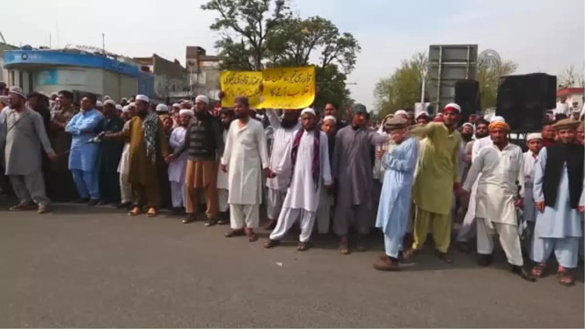 Pakistanis Protest Execution Of Mumtaz Qadri İn Islamabad