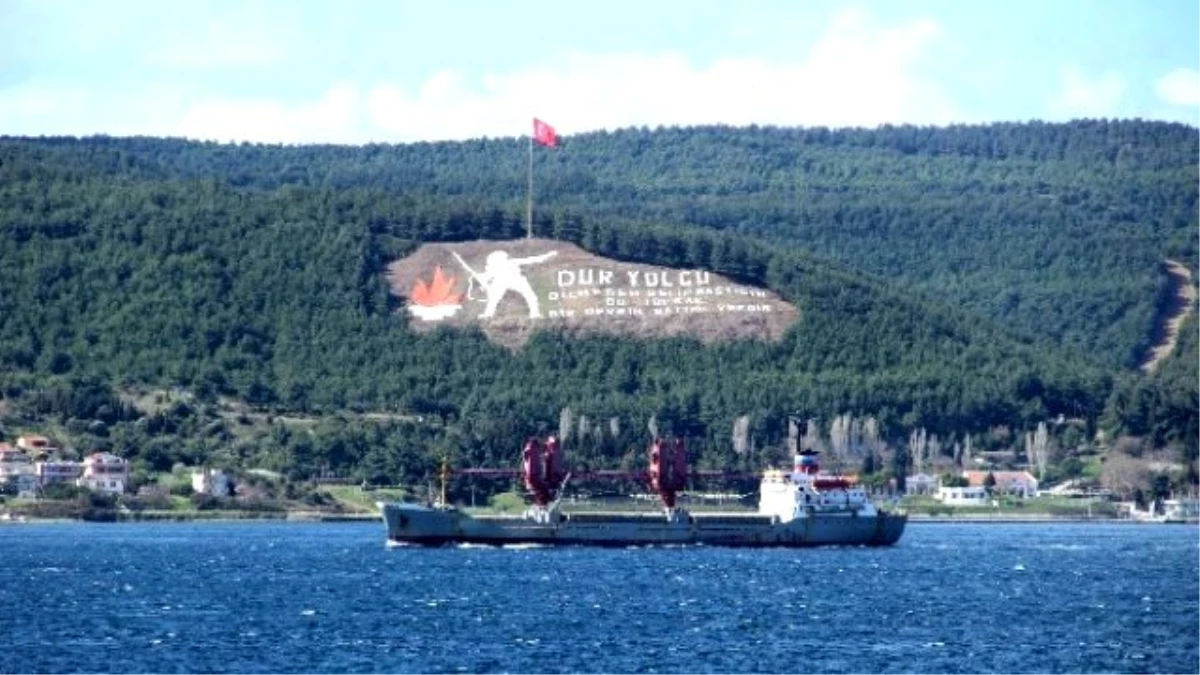 Rus Askeri Kargo Gemisi Çanakkale Boğazı\'ndan Geçti