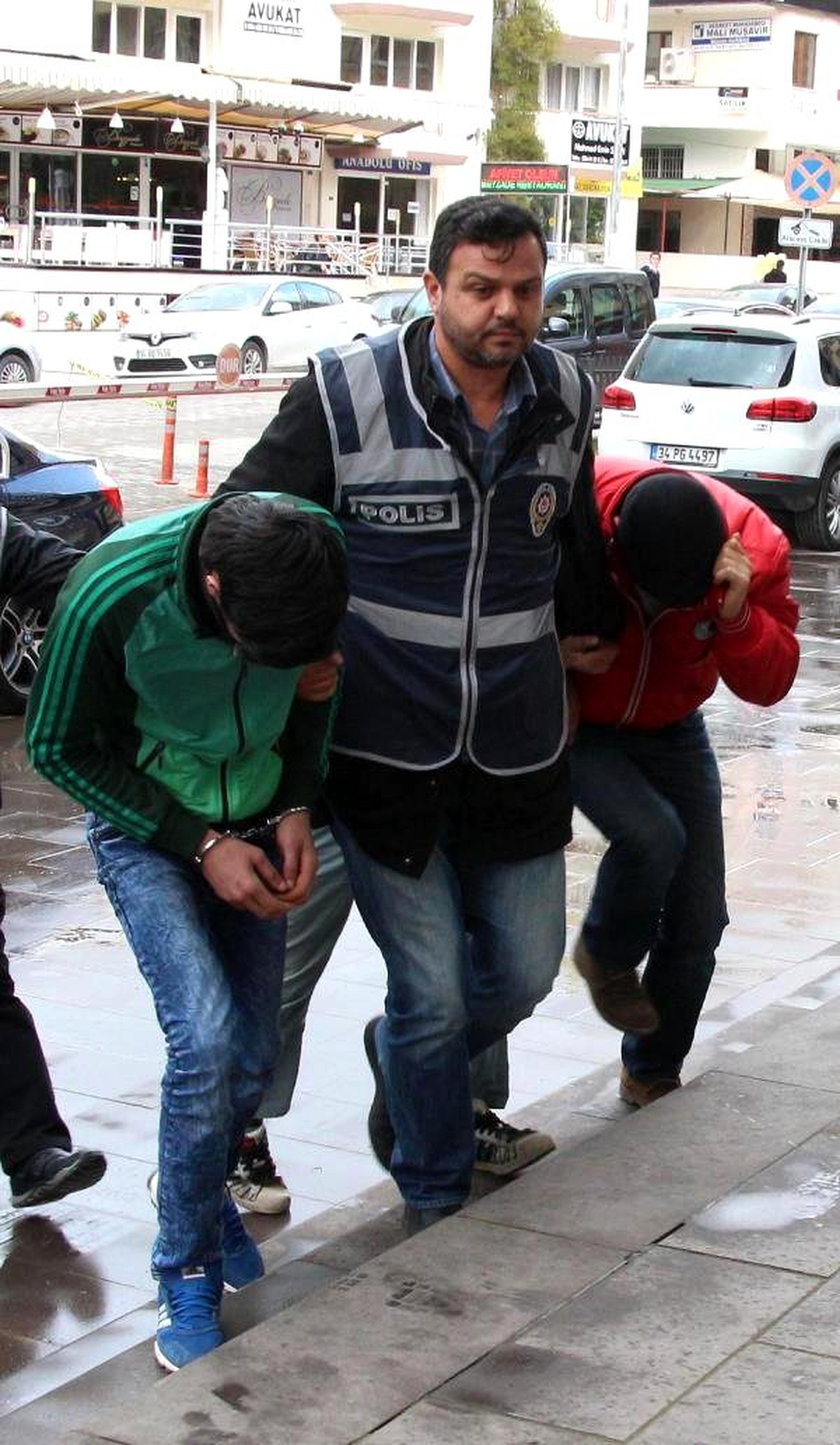 Uyuşturucu Satıcılarının Elindeki Kız Çocuklarını Polis Kurtardı