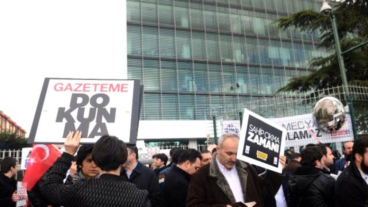 Zaman Gazetesi Önünde Hareketlilik (2)