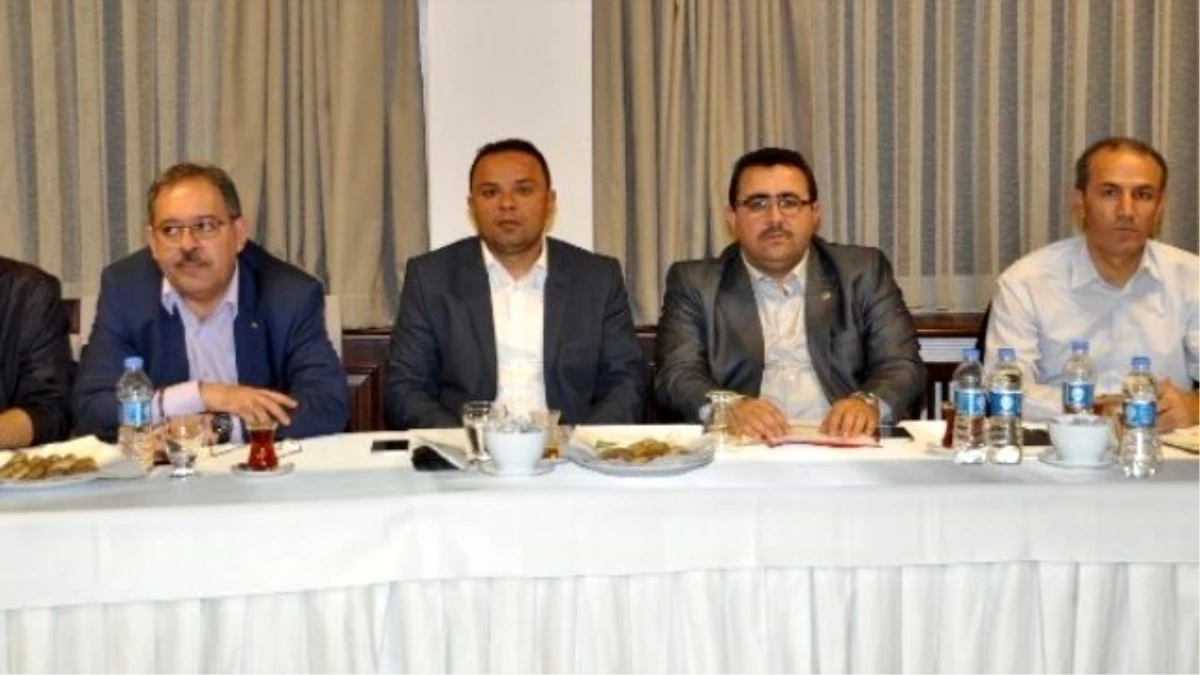 AK Parti Eğitimcilerle İstişare Toplantısı Yaptı