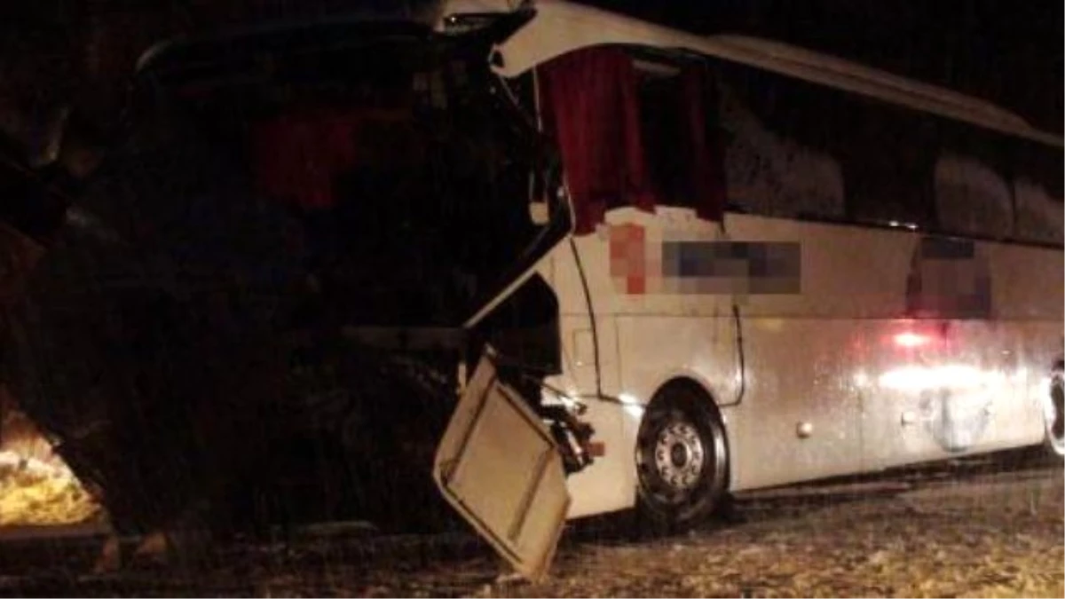 Akseki\'de Yolcu Otobüsü Devrildi: 17 Yaralı