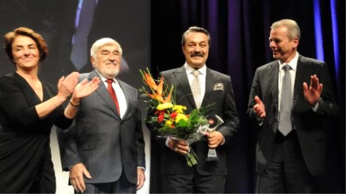 Kadir İnanır\'ın Ödül Aldığı Törende PKK Protestosu