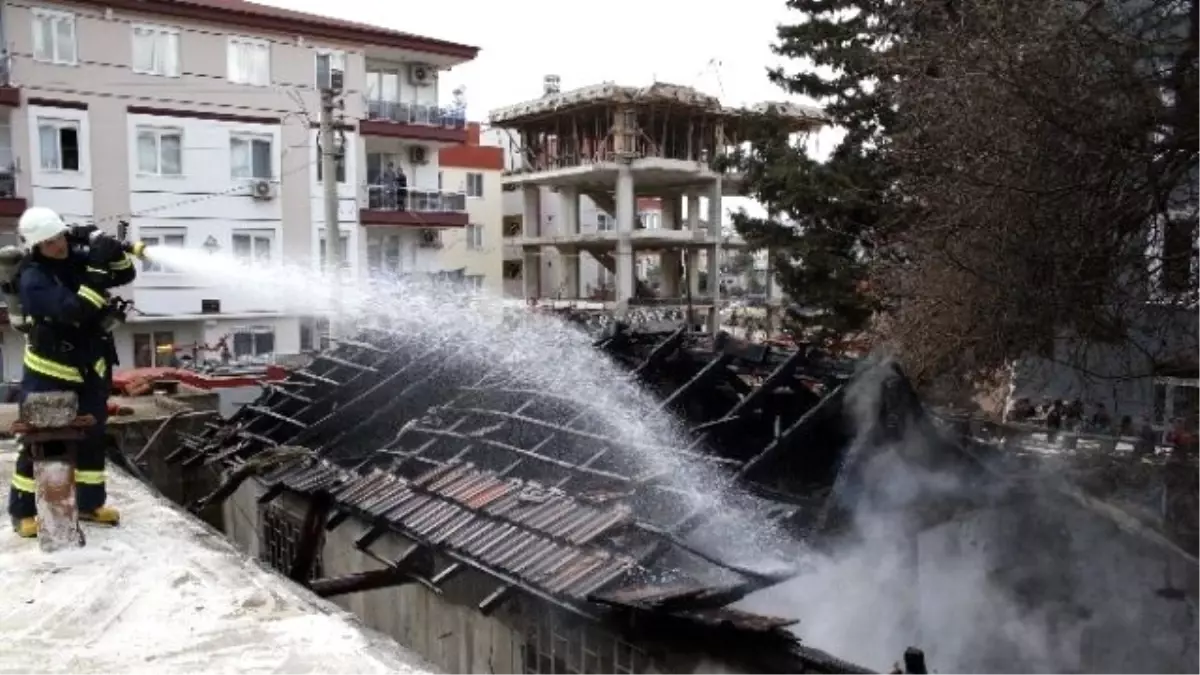 Antalya\'da Çıkan Yangında Tek Katlı Ev Kül Oldu