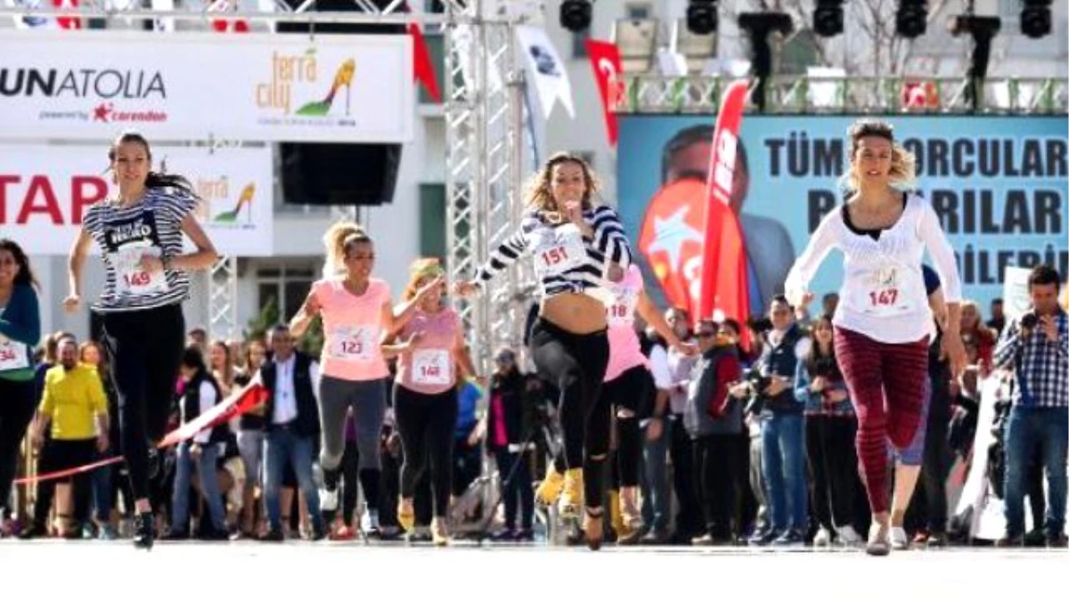 Antalya\'da Kadınlar Topuklu Ayakkabılarıyla Koştu