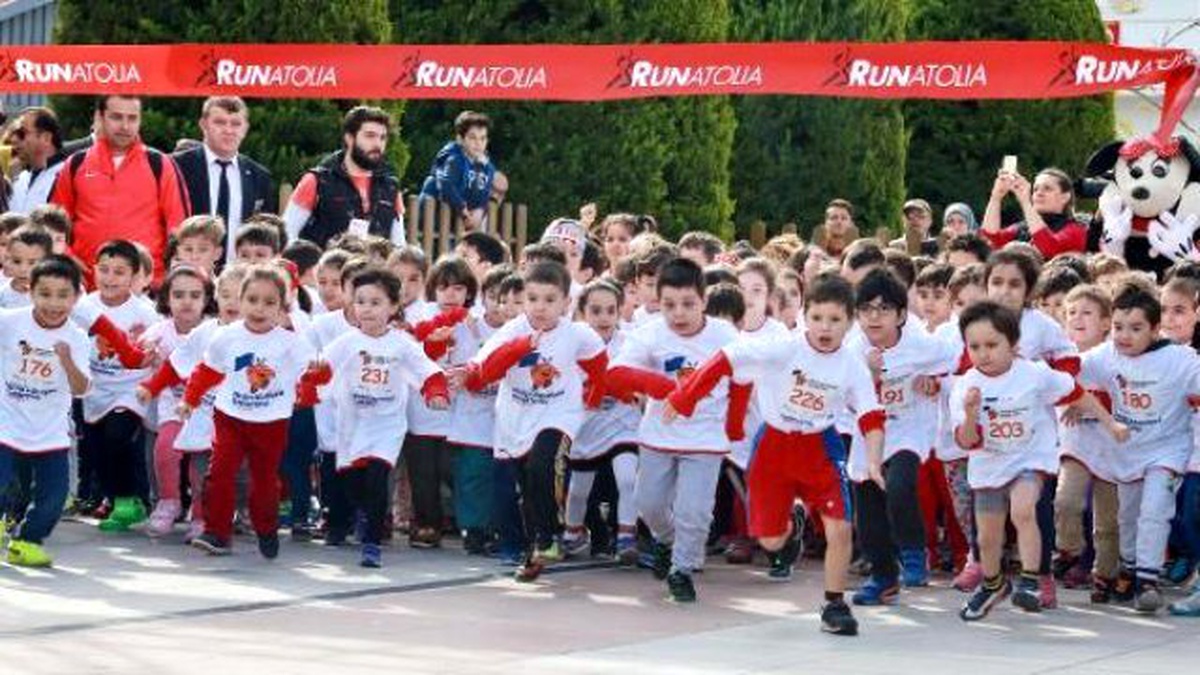Antalya\'da Kadınlar Topuklu Ayakkabılarıyla Koştular (2)