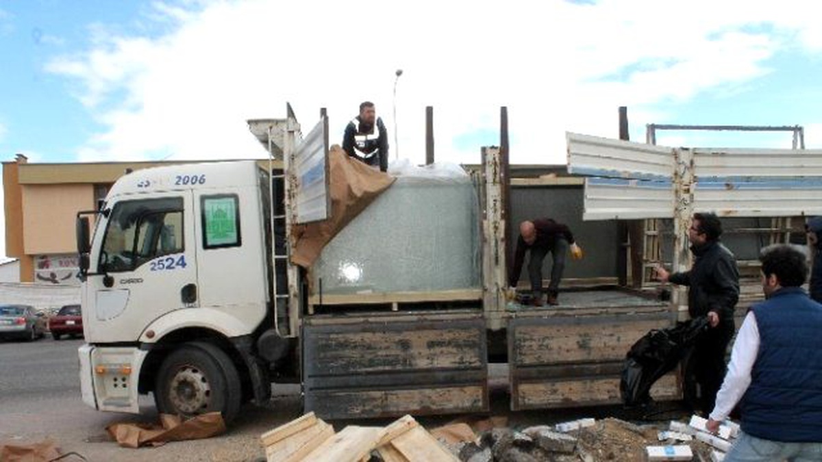 Konya\'da Camlar Kırılınca 90 Bin Paket Kaçak Sigara Çıktı