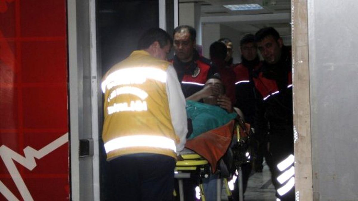 Dur İhtarına Uymayan Sürücü, 'Yunuslar'a Çarptı: 2 Polis Yaralı