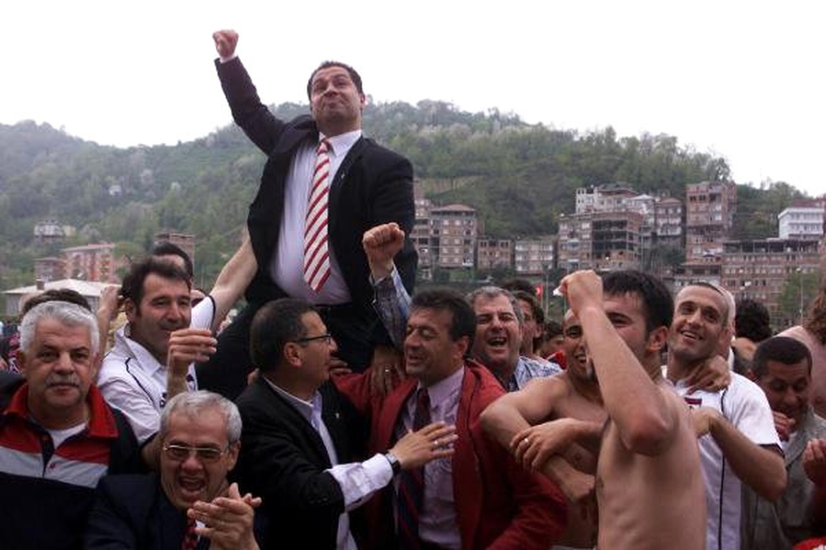 Eski Altınordu Spor Kulübü Bbaşkanı, Babasının Mezarı Başında İntihar Etti