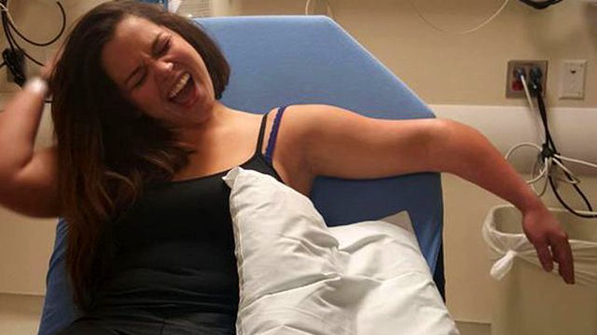 Kolu Kırılan Genç Kadının Fotoğrafı Fenomen Oldu