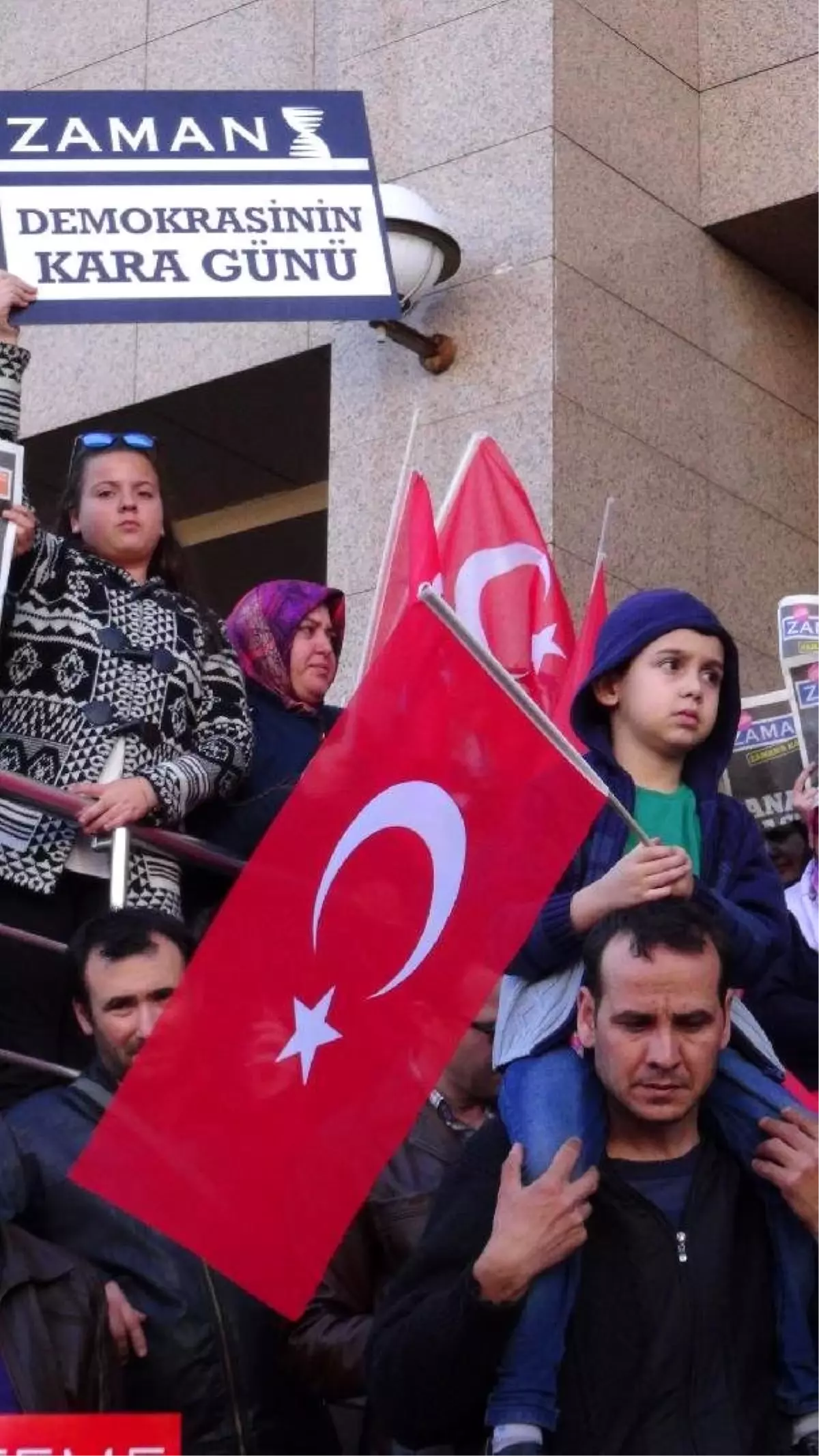 İzmir Adliyesi Önünde Zaman\'a Kayyum Protestosu