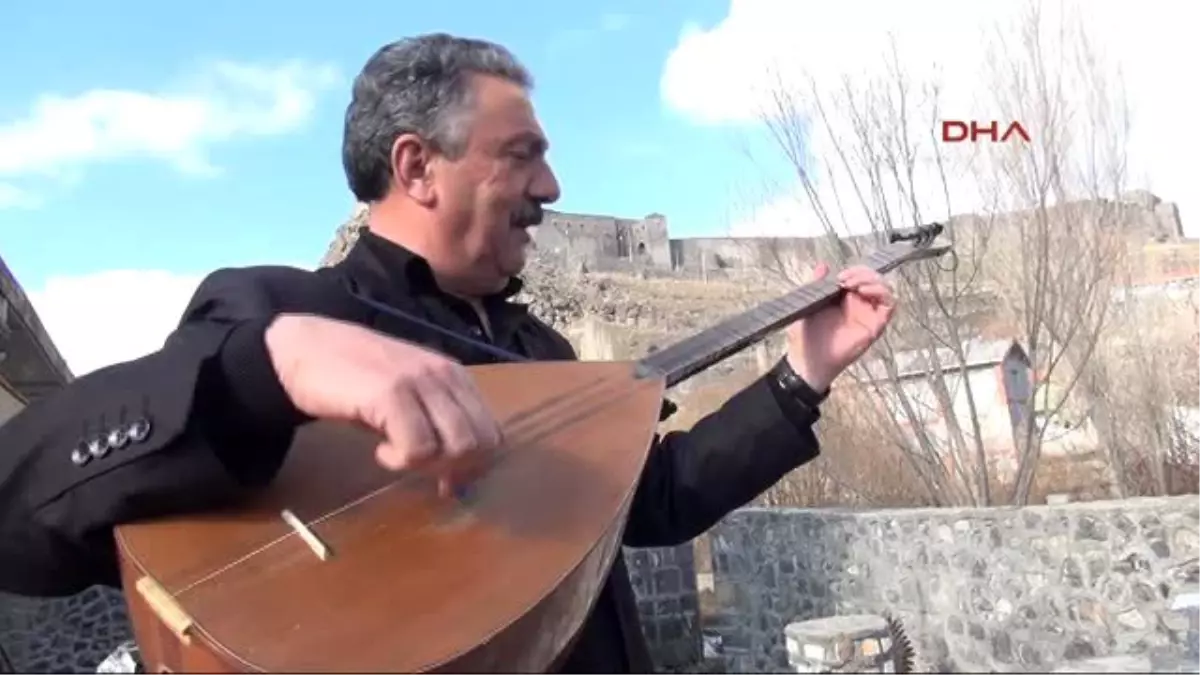 Kars Halk Ozanı, Erken Bahar İçin Çalıp Söyledi