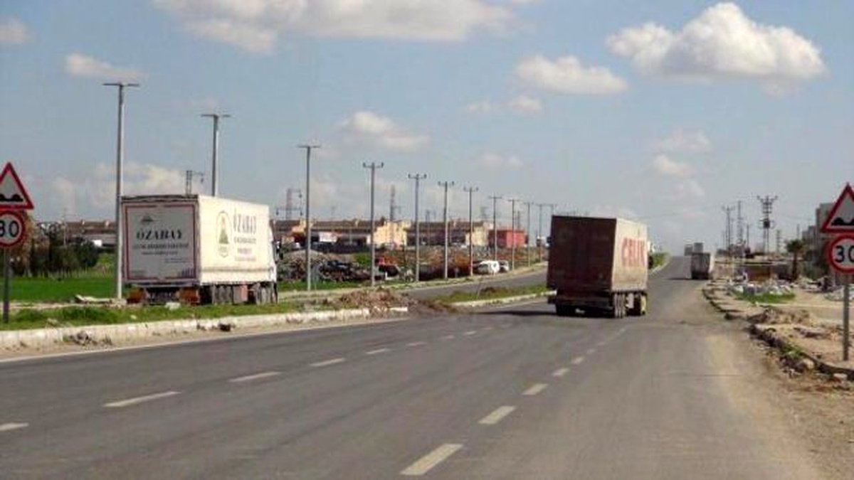 Nusaybin\'de Yol Kesen PKK\'lılar Araçları Yaktı