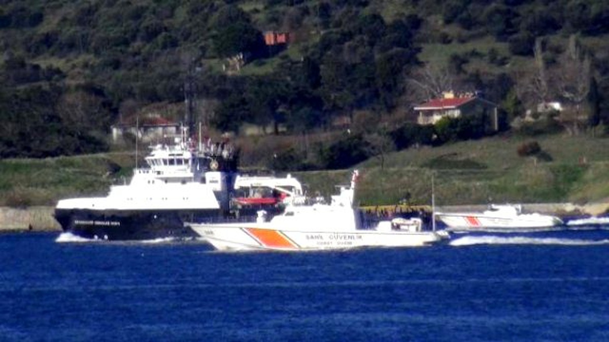 Rus Gemisi Çanakkale Boğazı\'ndan Geçti