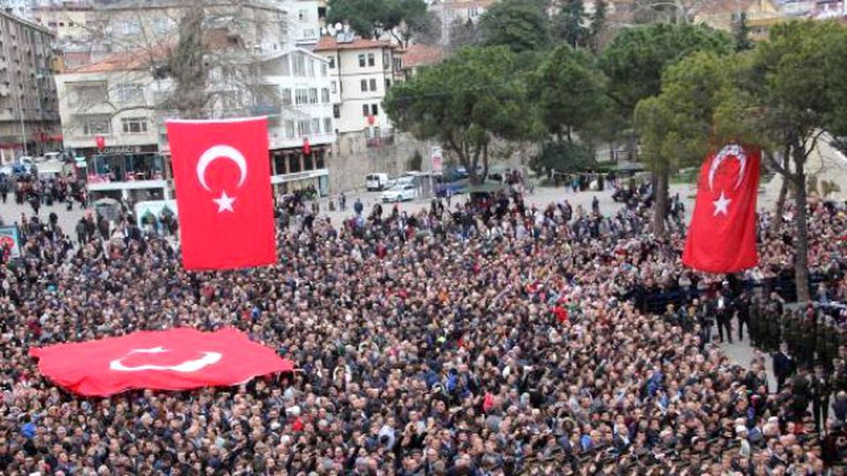 Şehit Uzman Çavuş Fatih Efiloğlu\'nu 15 Bin Kişi Uğurladı
