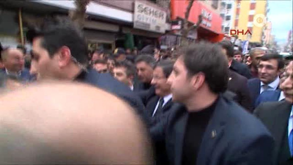 Başbakan Davutoğlu, Silopi'den Satın Aldığı Ayakkabıyı İran'da Giydi