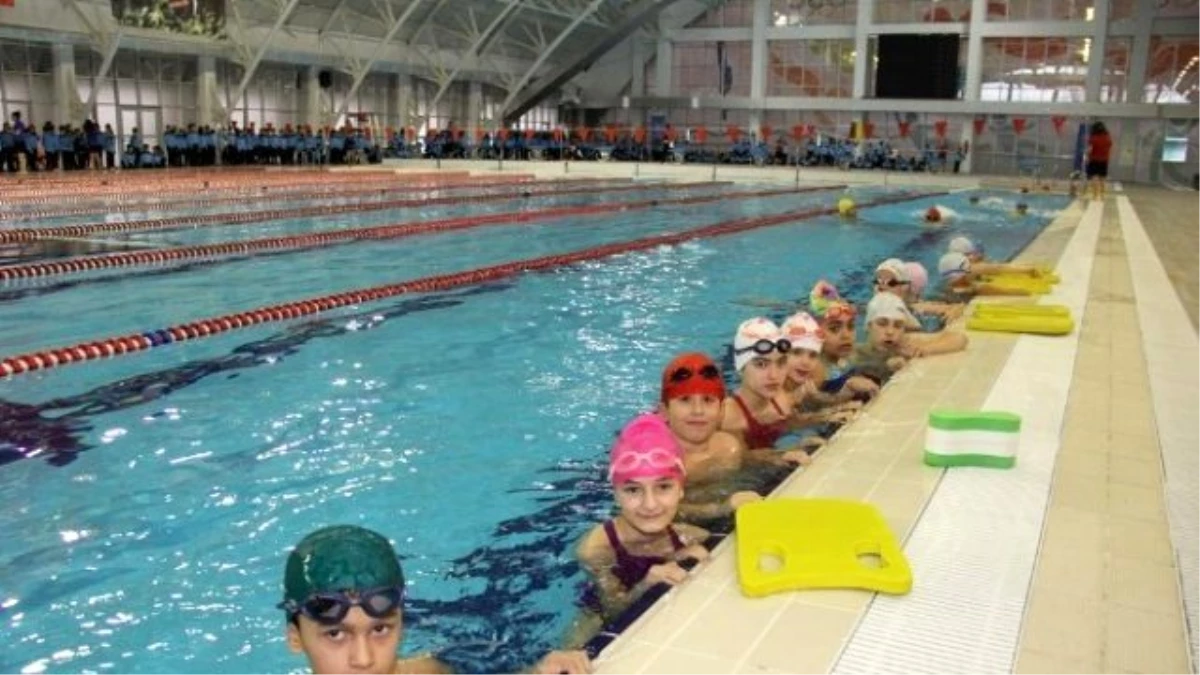 Spor Okulu Öğrencilerinden Yüzme Etkinliği