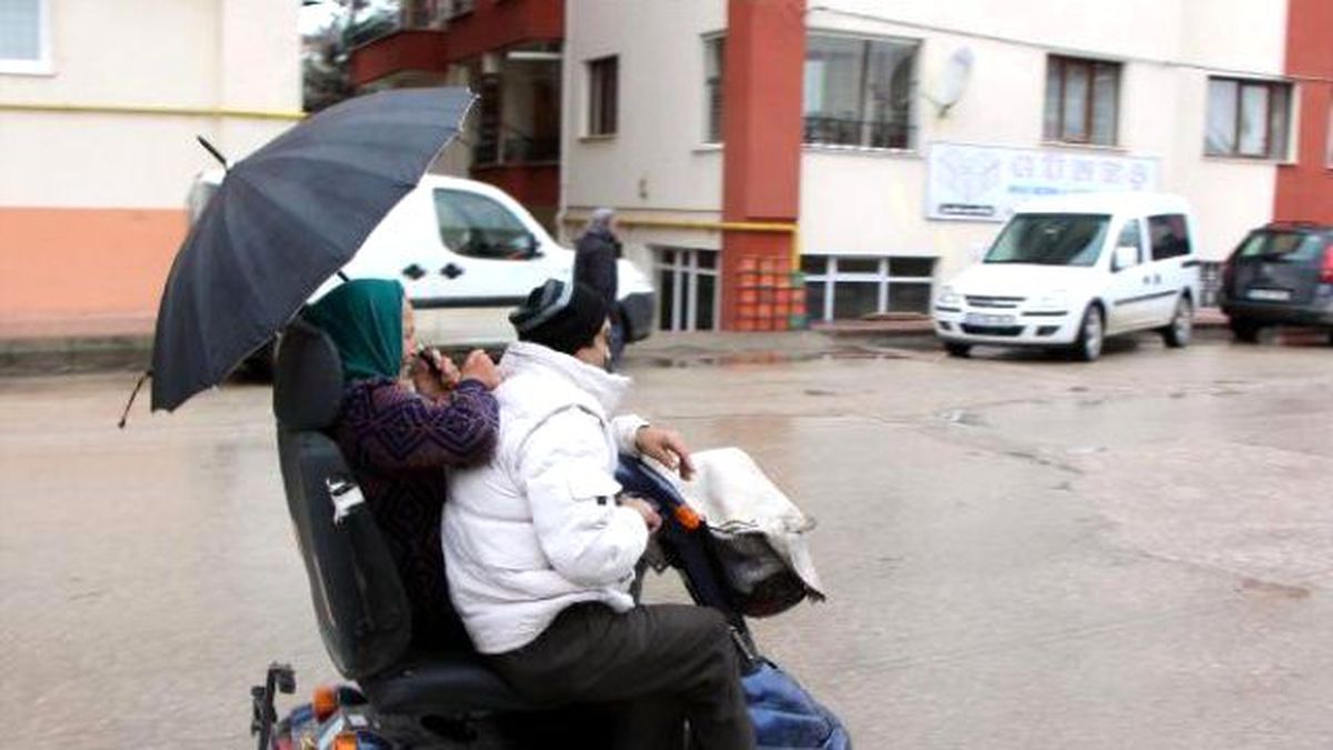 Tek Kişilik Engelli Aracına Birlikte Bindiler