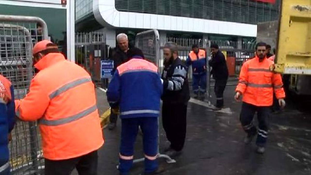 Zaman Gazetesi\'nde Sabah İşe Gelenler Polis Kontrolünde Binaya Alındı