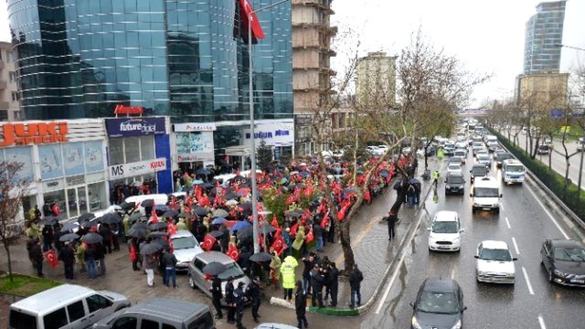 Zaman Gazetesi\'ne Kayyum Atanması Bursa\'da Protesto Edildi