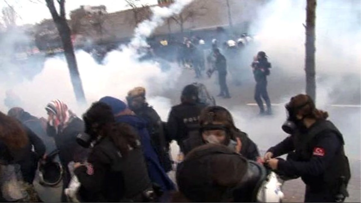 Zaman Gazetesi Önünde Toplanan Okuyucuları Polis Gaz ve Copla Dağıttı