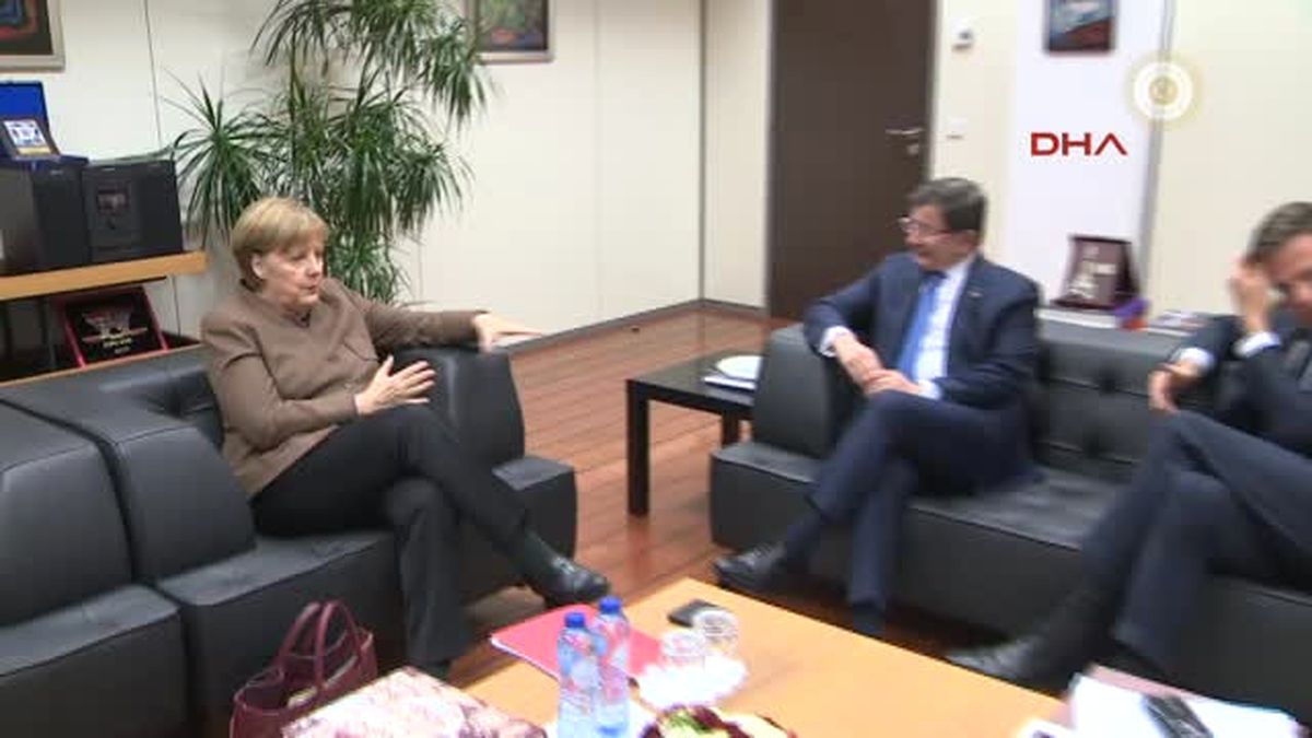 Başbakan Ahmet Davutoğlu Belçika\'nın Başkenti Brüksel\'de Almanya Başbakanı Angela Merkel ve...