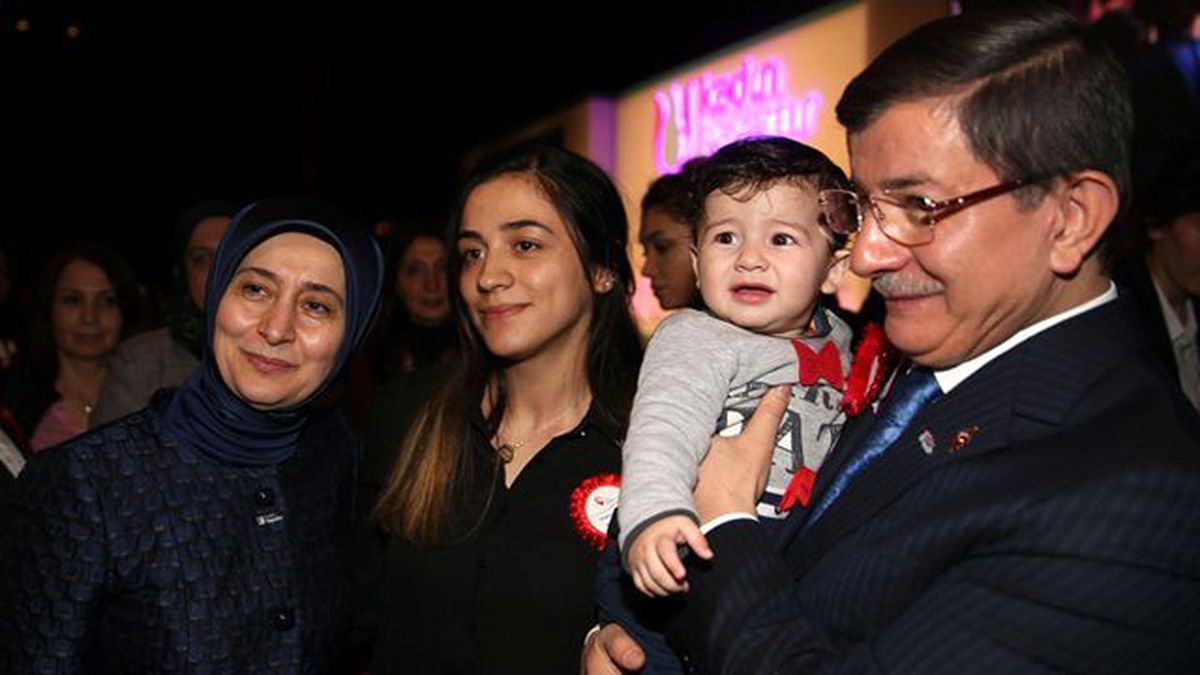 Başbakan Davutoğlu, Şehit Bebeğini Uzun Süre Kucağından İndirmedi