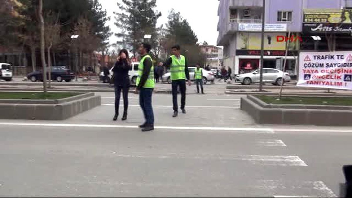 Batman Üniversite Öğrecileri Yayalara Geçiş Üstünlüğü İçin Trafiği Yönlendirdi
