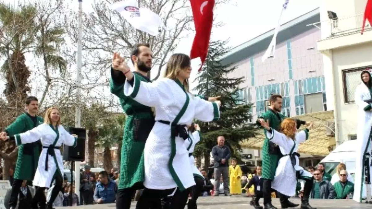 Bornozla Dans Edip Yürüdüler