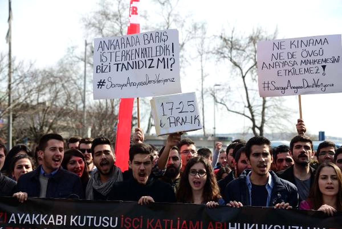 CHP Gençlik Kollarından Tiyatro Oyunlu \'Anayasa\' Eylemi
