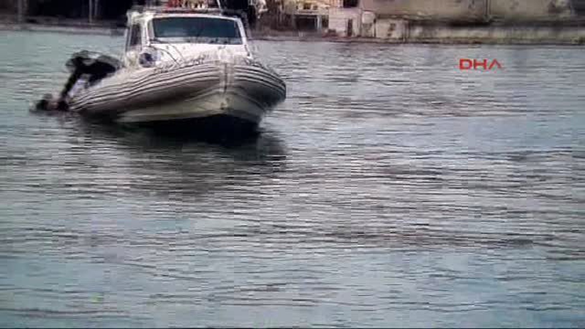Haliç\'te Kahreden Ölüm! Denize Kaçan Topunun Peşinden Gitti